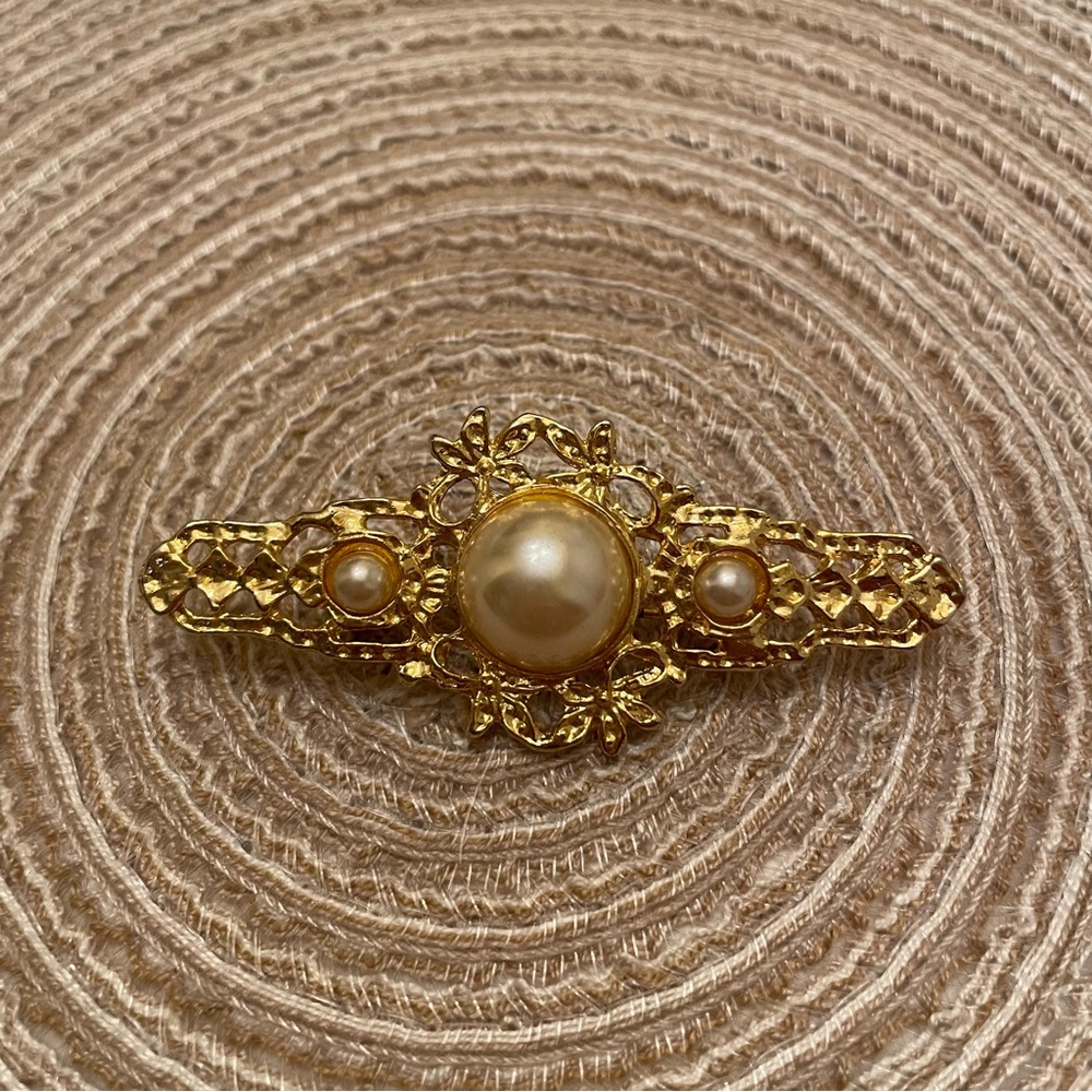 Elegant Gold Tone Brooch with  Simulated Pearls